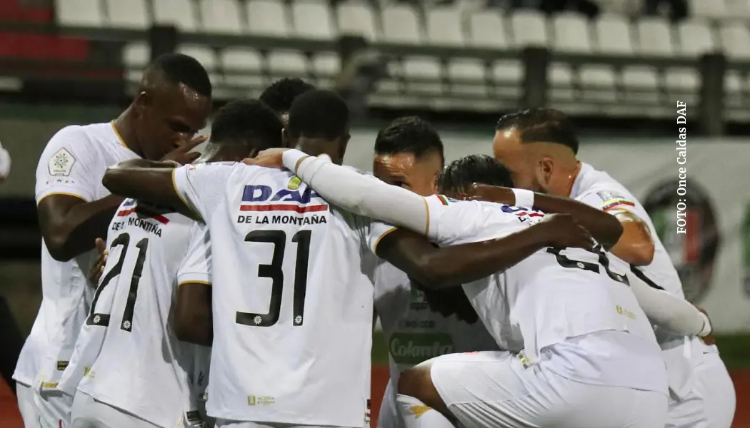 Once Caldas celebrando un gol