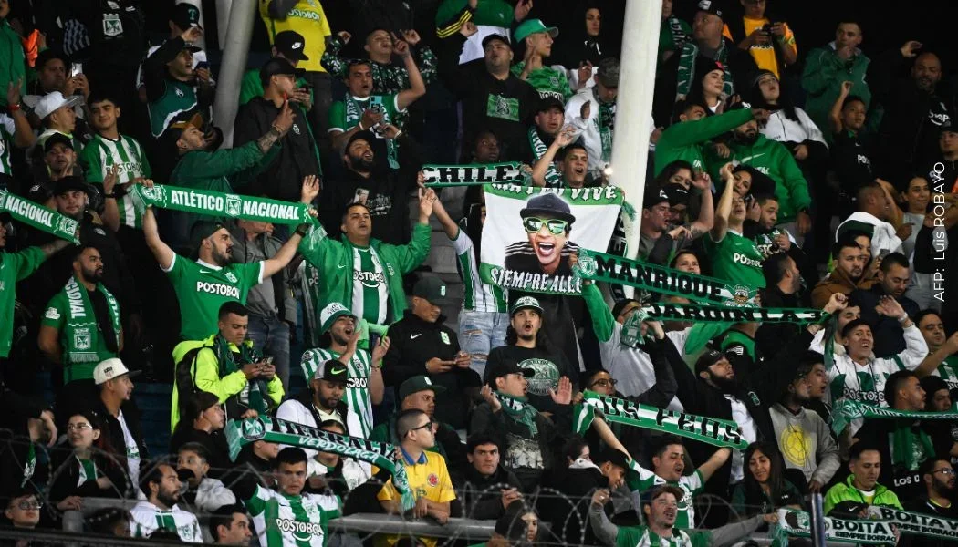 Hinchas de Nacional prenden fuego en gradas del estadio