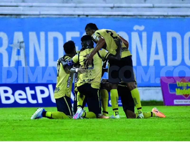 Águilas Doradas festejando un gol
