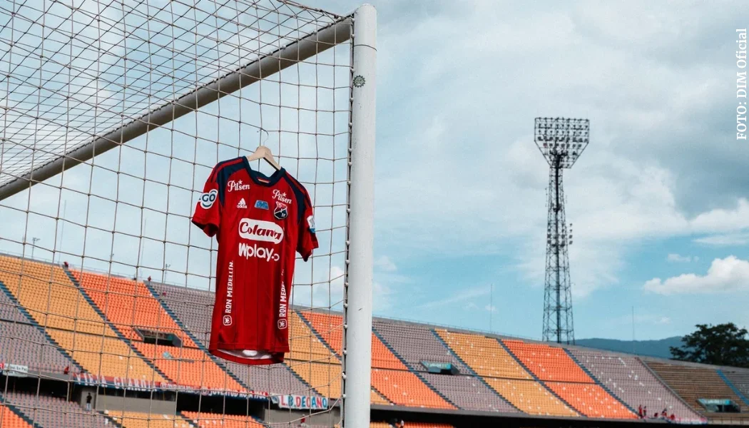 Arco del Atanasio Girardot y camiseta del DIM