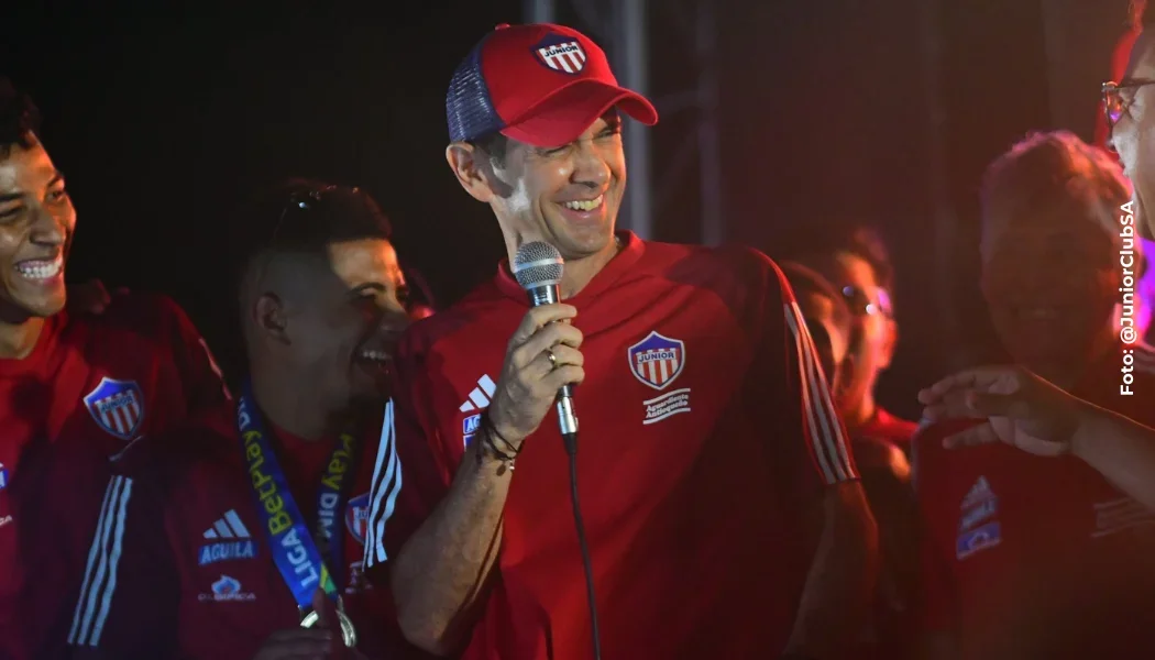 Tensión entre Arturo Reyes DT Junior y la prensa.