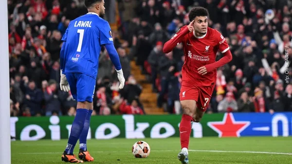 Así le fue a Luis Díaz intentando hablar inglés con Diogo Jota y Mo Salah