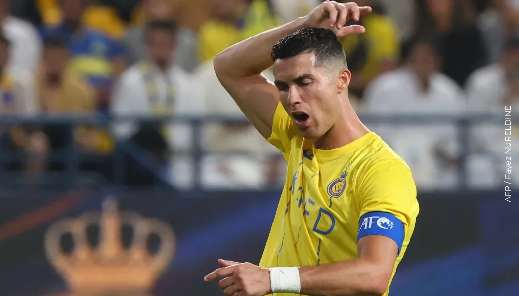 Camarógrafo recibe fuerte balonazo de Cristiano Ronaldo