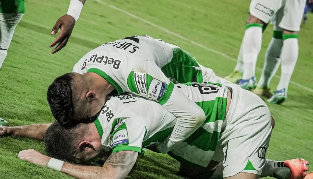 Felipe Aguirre festejando su gol