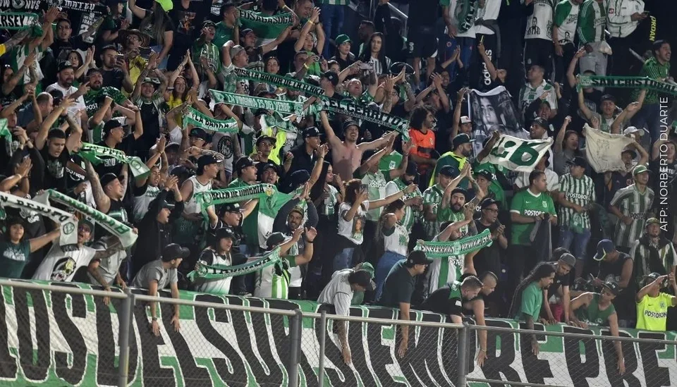Avioneta que sobrevoló el Atanasio llevó peculiar mensaje a hinchas de ...