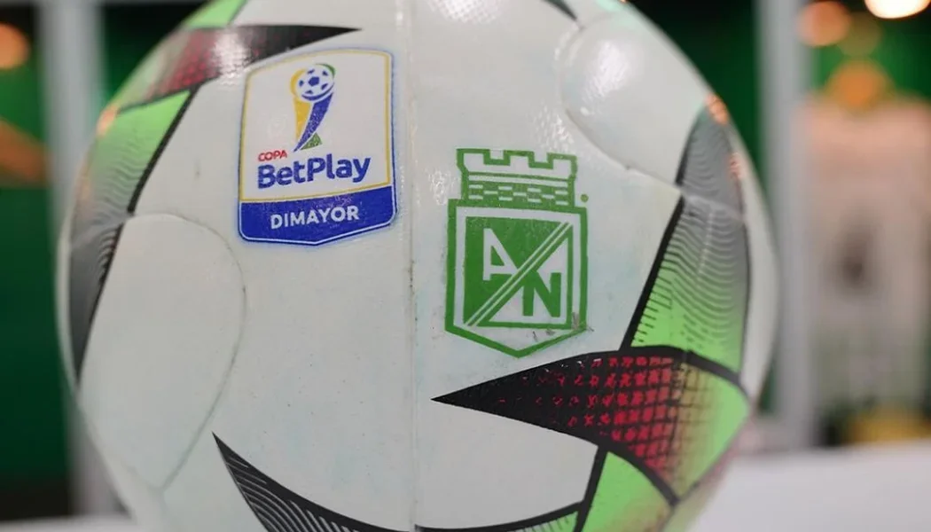 Balón oficial de la Dimayor con escudo de Atlético Nacional