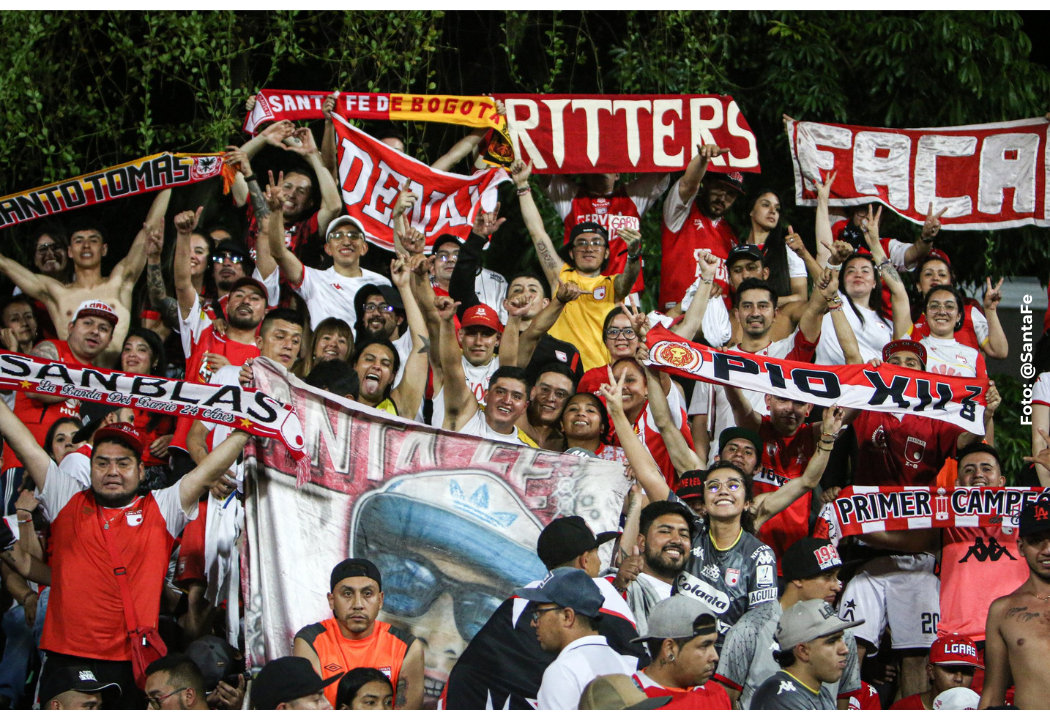 Hinchas de Independiente Santa Fe en Bucaramanga.