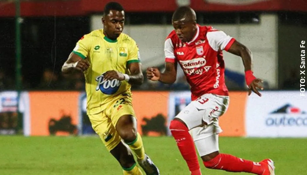 Bucaramanga Santa Fe acción de dos balones en el palo final Liga BetPlay