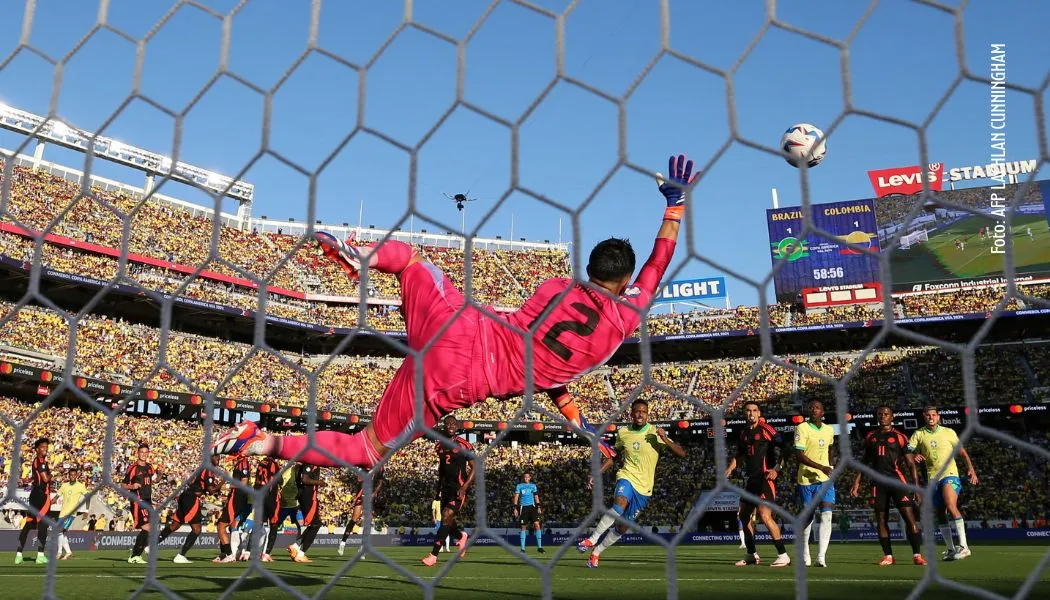 Camilo Vargas recibe impresiónate gol Nelson Palacios