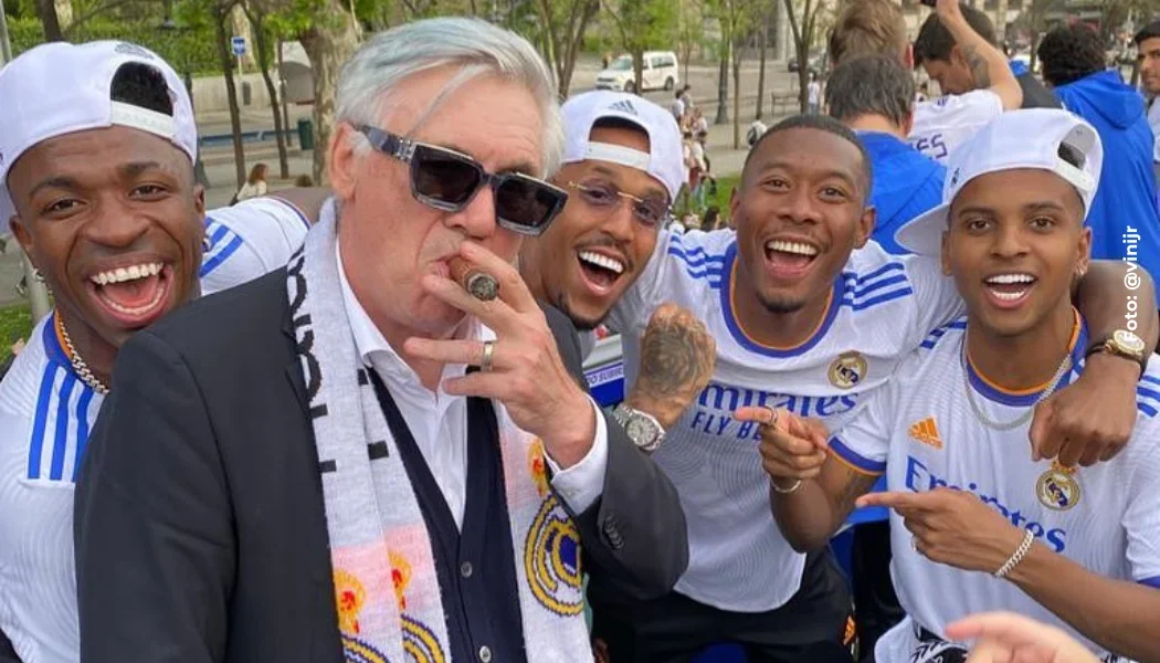 Carlo Ancelotti y el Real Madrid, festejando una nueva Champions.