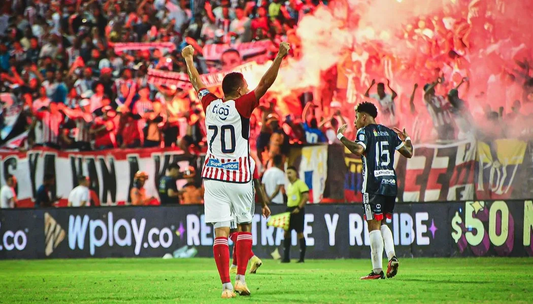 Carlos Bacca, delantero del Junior y James Rodríguez.