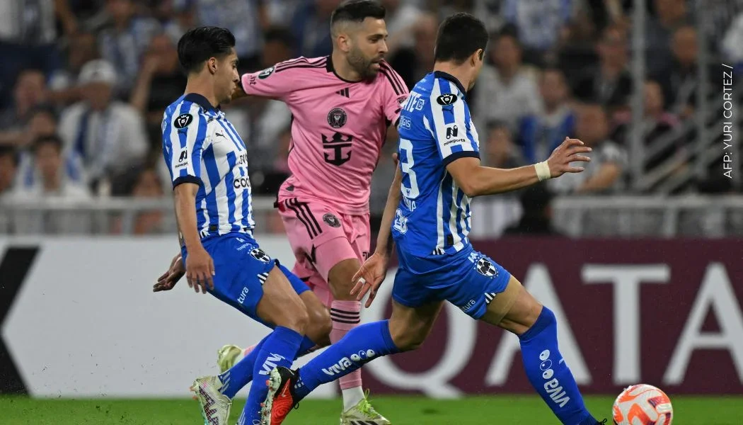 Stefan Medina se encaró con Jordi Alba tras esta patada