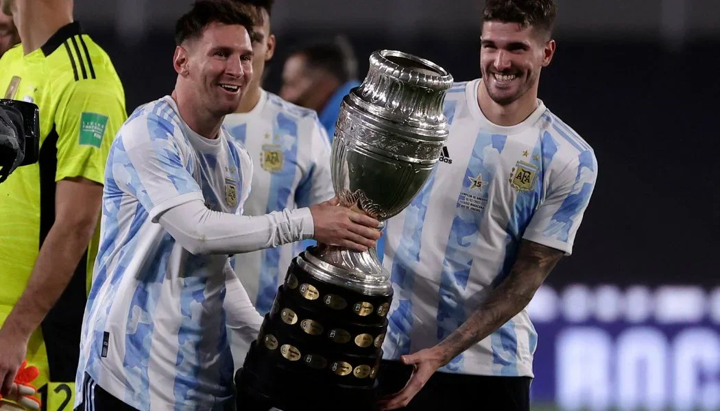 Lionel Messi con trofeo de Copa América