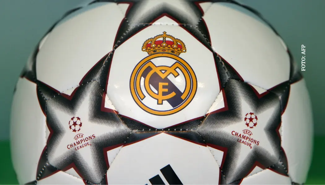Balón de la UEFA Champions League con escudo del Real Madrid
