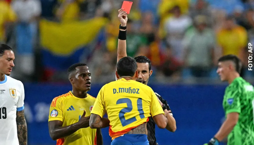 Daniel Muñoz expulsado en partido de Colombia vs. Uruguay