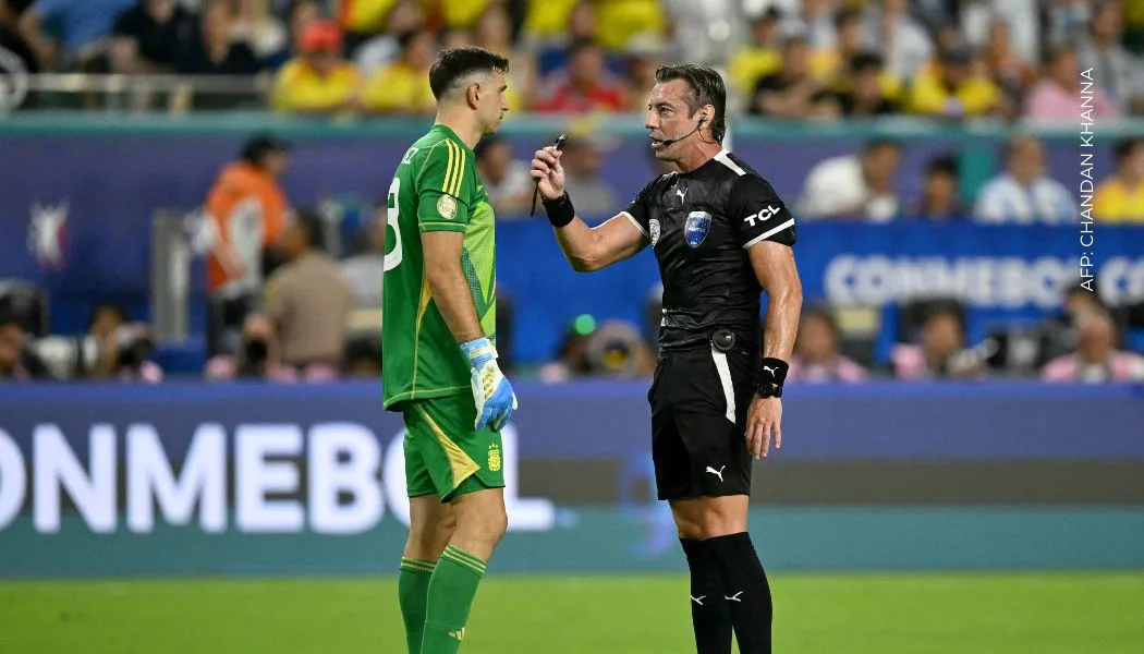 ‘Dibu’ Martínez sancionado por golpear una cámara