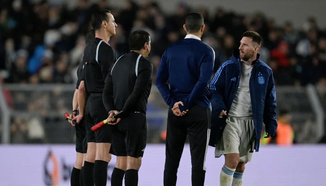 Lionel Messi y Wimar Roldán