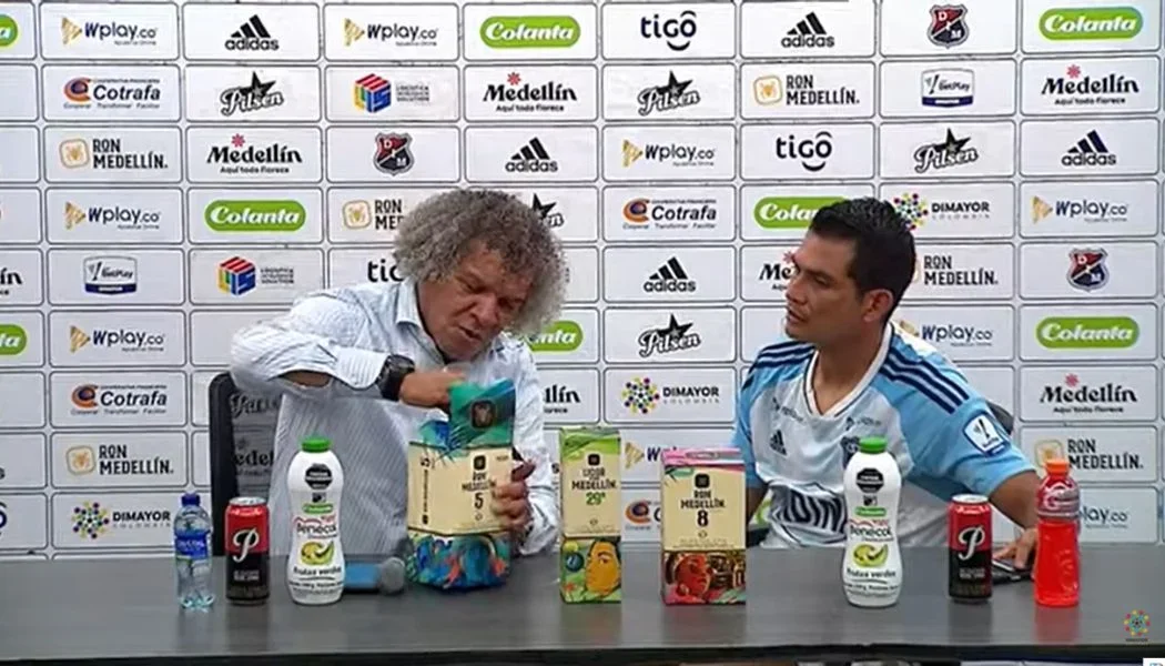 Alberto Gamero abrió caja con botella de ron