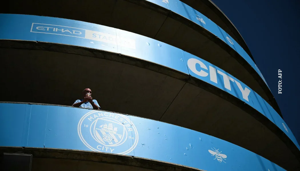 Andy Batioja de Nacional es observado por el City Group