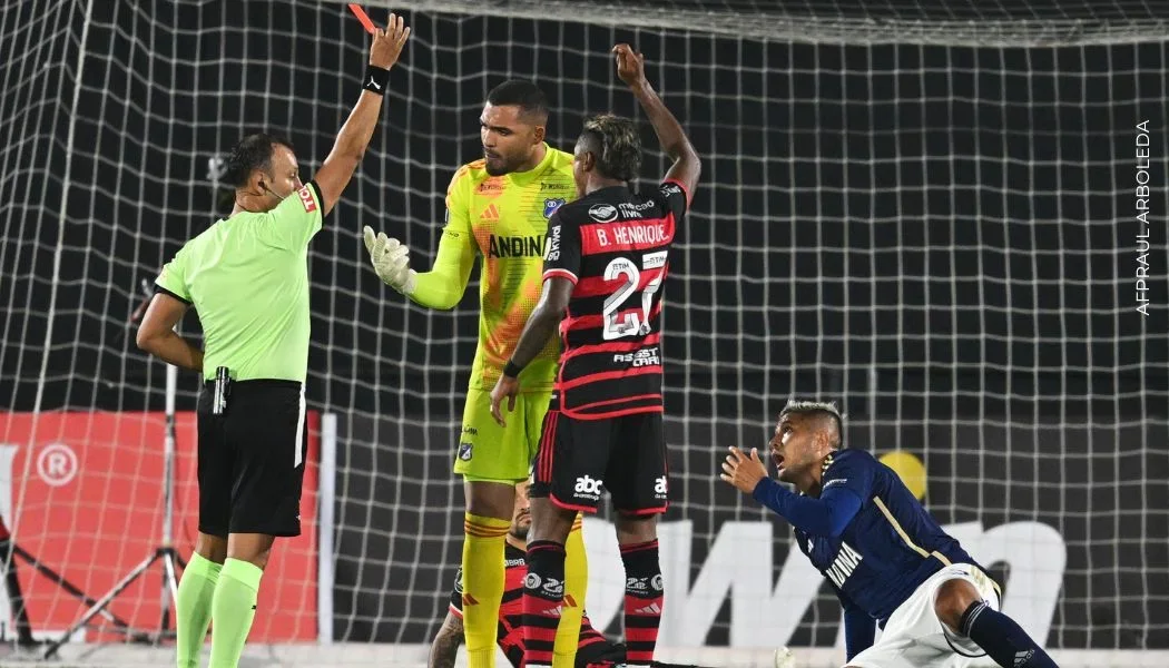 La razón por la que Larry Vásquez recibió roja directa