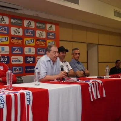 Fuad Char toma una decisión con el futuro de Arturo Reyes en Junior ...