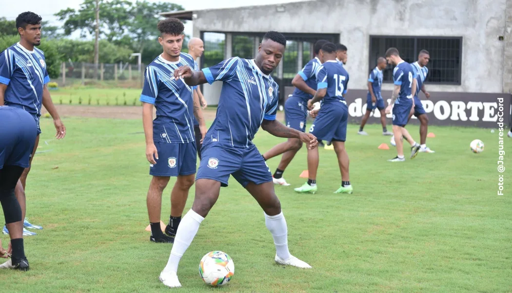 Video hinchas Jaguares increpan jugadores entrenamiento.