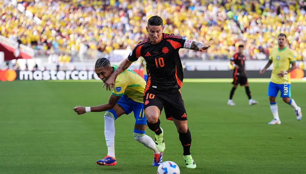 James Rodríguez remate al palo Colombia Brasil