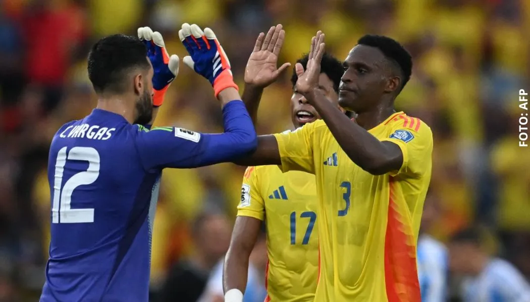 James Rodríguez y Jhon Janer Lucumí en el onceno de las Eliminatorias