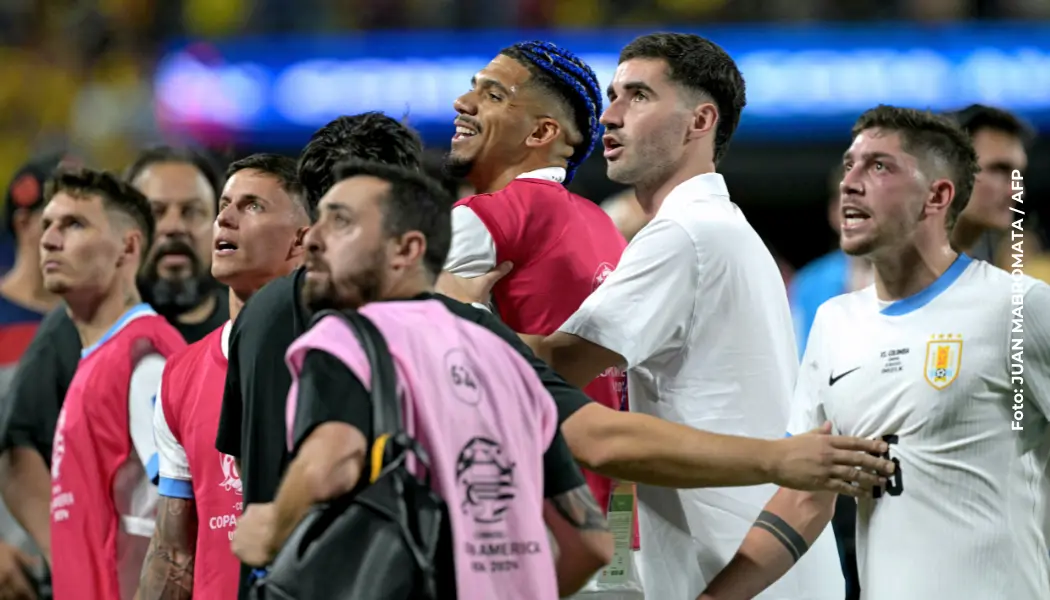 Jugadores de Uruguay tras el partido con Colombia, pelea en las tribunas.