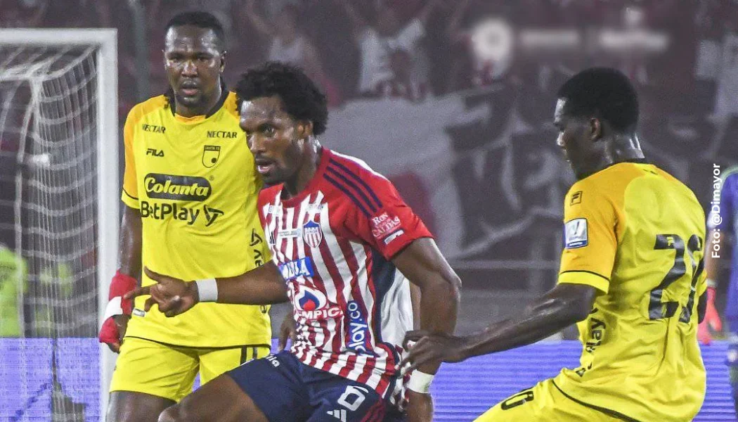 Hinchas reclaman a jugadores y técnico del Junior.