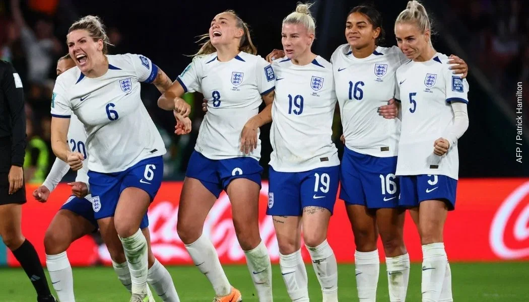 ¿Por qué las inglesas no juegan con pantaloneta blanca?