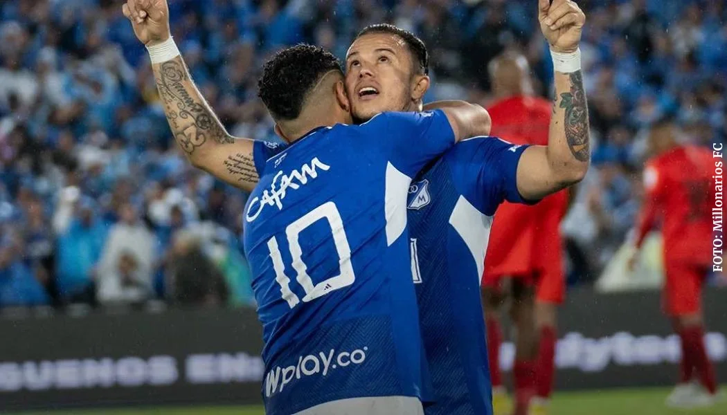 Leonardo Castro celebra un gol con Millonarios