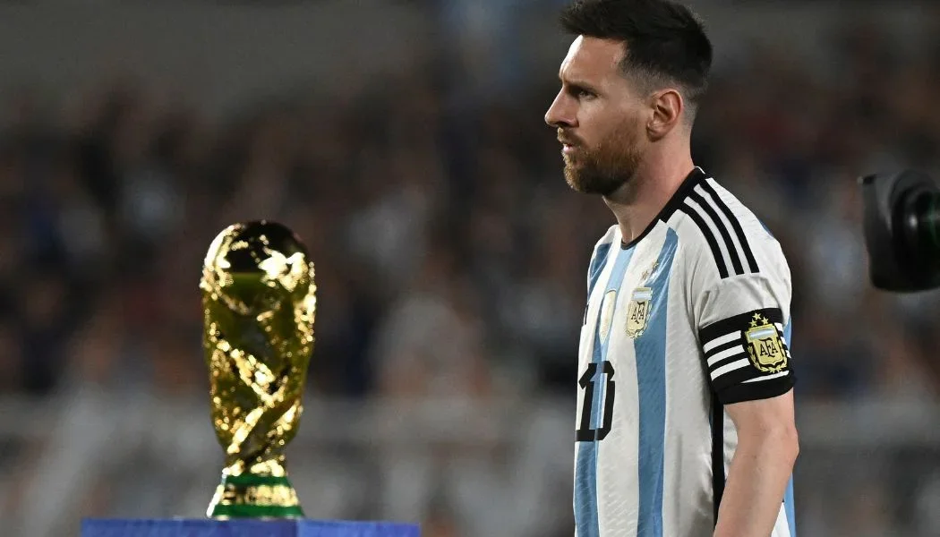 Lionel Messi con la Copa del Mundo