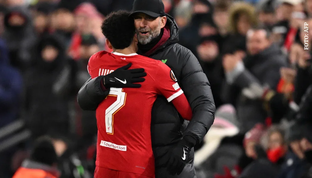 Luis Díaz abrazando a Jurgen Klopp