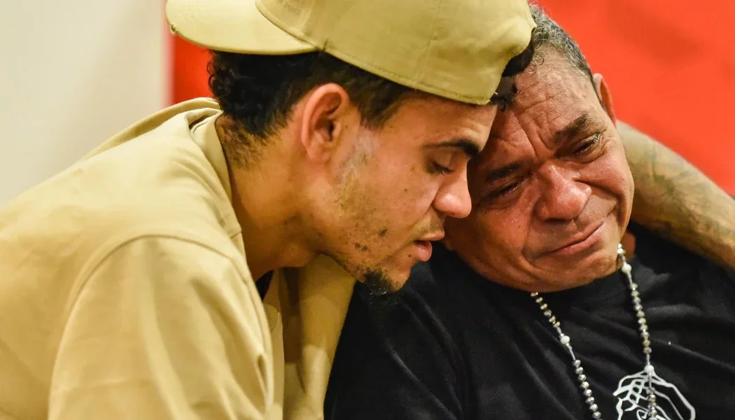 Luis 'Mane' Díaz y Luis Díaz tras reencontrarse