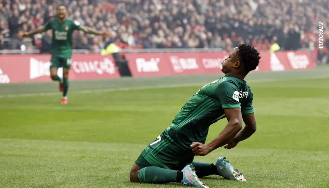 Luis Sinisterra festejando un gol