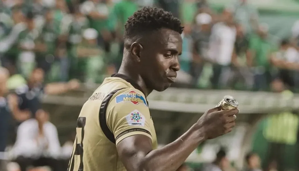 Marco Pérez, delantero de Águilas le lanzan cerveza