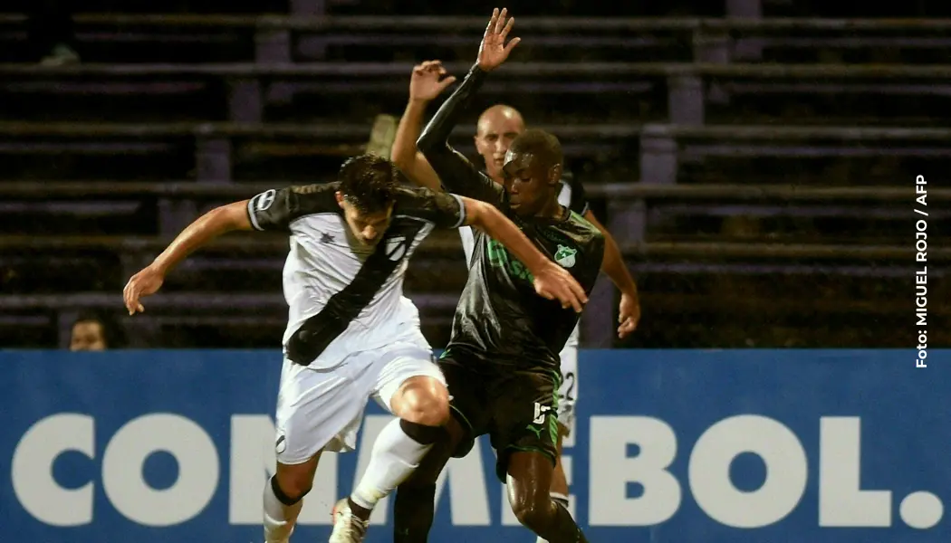 Martín Rea Zuccotti enfrentando a Didier Delgado, del Deportivo Cali.