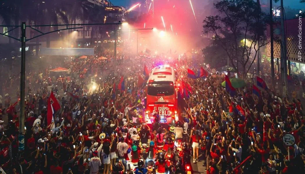 Impresionante recibimiento de hinchas del DIM al equipo