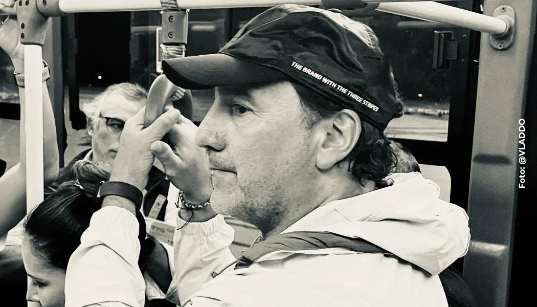 Técnico Néstor Lorenzo montado en un bus con Vladdo.