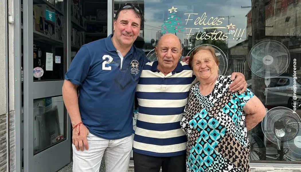 Néstor Lorenzo junto a un vecino y su madre, la señora Luisa.
