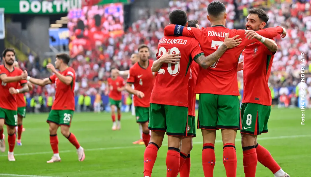 Portugal va por un cupo a cuartos de final.