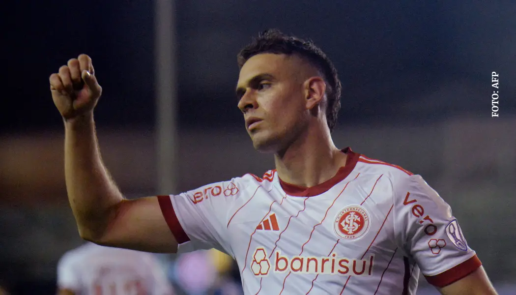 Rafael Santos Borré celebrando su gol con Inter de Porto Alegre