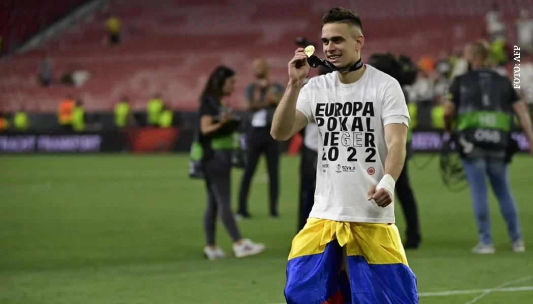 Rafael Santos Borré con la medalla de campeón de la UEFA Europa League