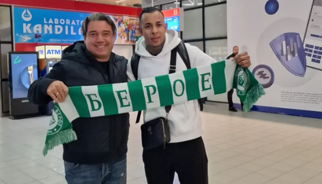 Sebastián Villa en su llegada a Beroe de Bulgaria