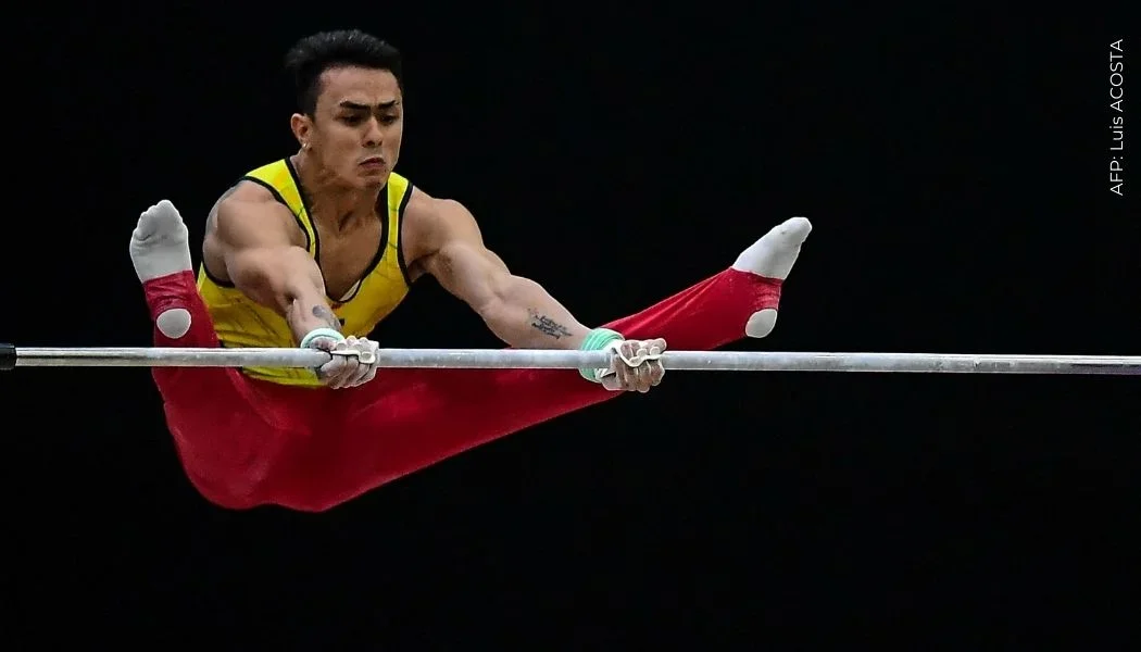 Gimnasta Jossimar Calvo recibe ayuda antes del Mundial