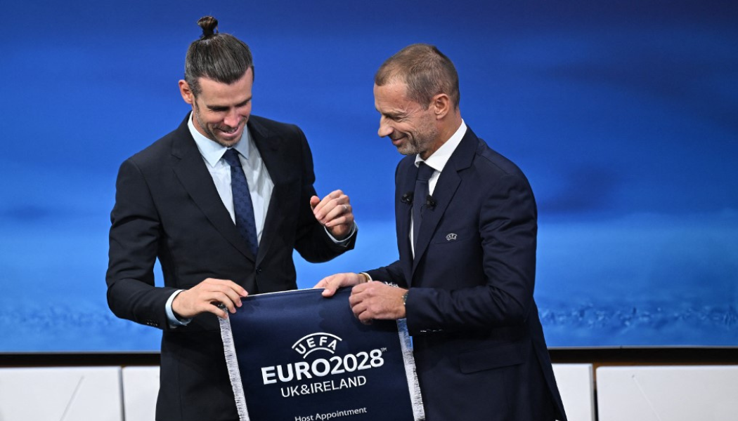 Gareth Bale, ex jugador galés, recibiendo la bandera de la Eurocopa 2028