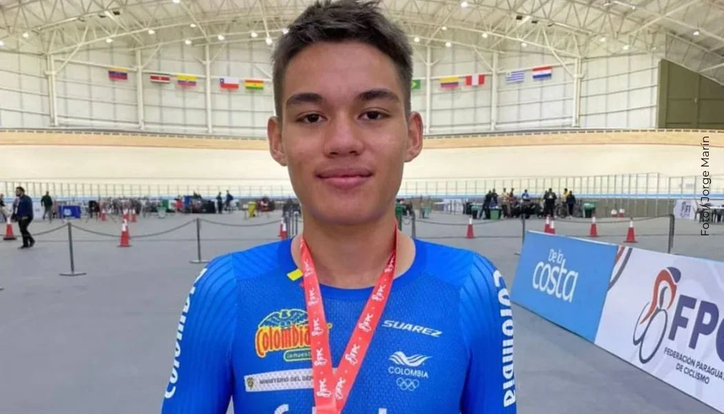 Jorge Marín rifa un pollo para estar en una carrera