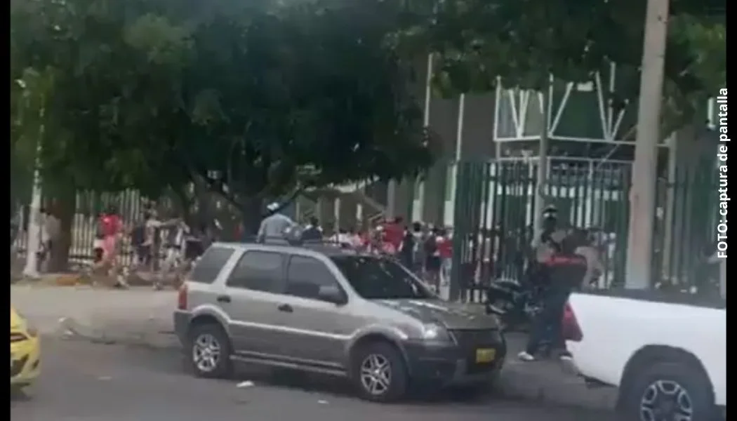 Hinchas de Junior ingresan sin pagar al Armando Maestre