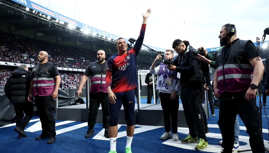 Kylian Mbappe despidiéndose de la afición del PSG